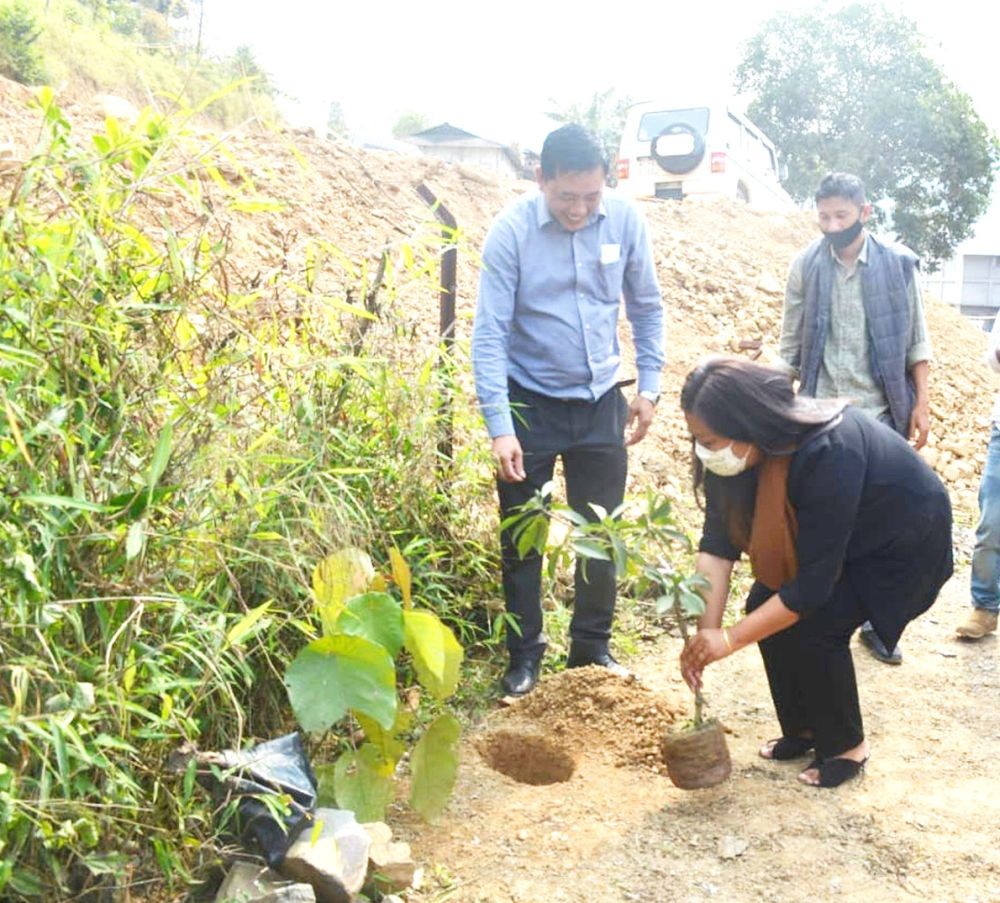 SDO (Civil) Mon, Ilika Zhimomi planting medicinal plants at the launch of Poshan Pakhwada and planation of medicinal plants programme at Mission Compound in Mon. (DIPR Photo)